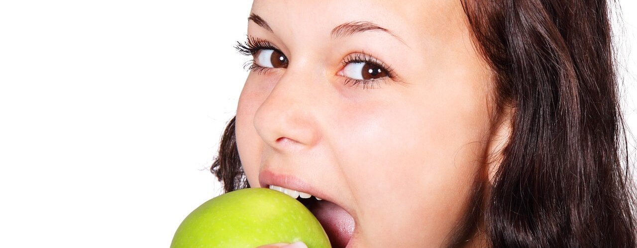 Strom Lak dentist, girl eating apple